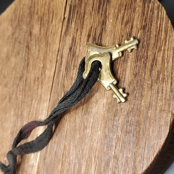 P201 double victorian key pendant - Picture 1 of 2